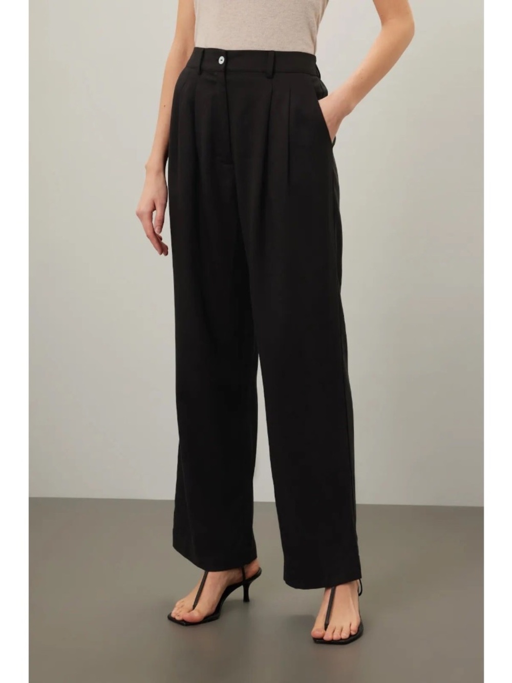Donni. Black Satin Straight Leg Pleated Pants, High Rise, Size Small